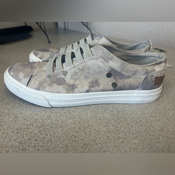 Blowfish women’s sneakers pull on - Picture 1 of 5